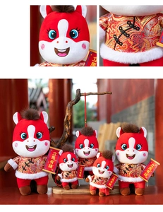 Vue détaillée des peluches mascottes du Cheval du Zodiaque 2026 en costume