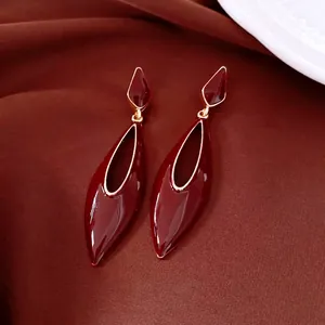 Boucles d'oreilles vintage rouges en forme de goutte et détails dorés sur soie