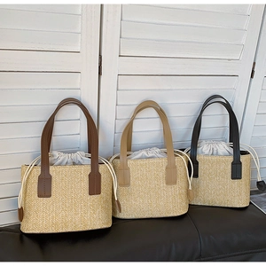 Tres bolsos de paja trenzada con asas de cuero y forro de cordón para vacaciones de playa