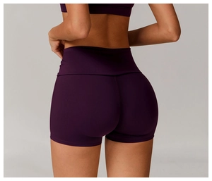 Détail du short de fitness taille haute avec couture push-up et tissu mat
