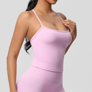 Dettaglio del top da yoga rosa chiaro e leggings con vestibilità slim elasticizzata