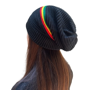 Detail der schwarzen Rasta-Strickmütze mit rot-gelb-grünen Streifen für den Winter