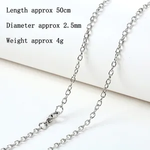 Detail einer 50cm langen Edelstahl-O-Kette in Silber mit Karabinerverschluss und Makro-Links