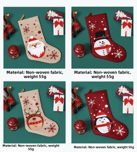 Set aus 4 festlichen Weihnachtsstrümpfen mit Nikolaus-Motiven aus Vliesstoff gefertigt