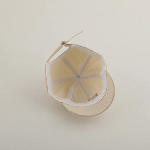 Vue intérieure casquette bébé avec ours brodé, boucle en métal et bandeau de confort