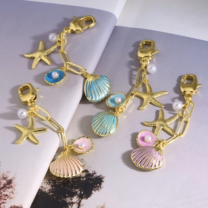 Portachiavi con stella marina e conchiglia in smalto colorato con perle finte in 4 varianti