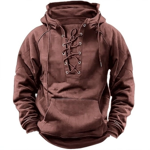 Camiseta de hombre con capucha retro en marrón con cordones y bolsillo de canguro