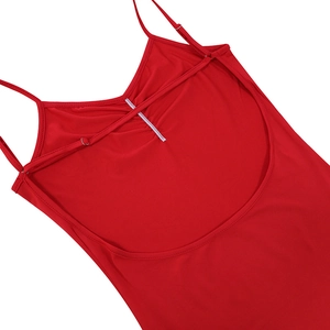 Détail d'une robe rouge dos nu montrant les fines bretelles réglables et le tissu lisse