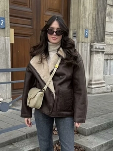 Veste tendance en peau de mouton marron avec col à revers pour femme en décor extérieur