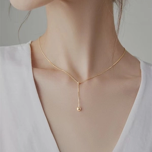 Minimalistische s925 Silber Goldperlenkette mit langem Anhänger am Modell
