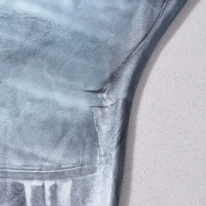 Makroaufnahme der Denim-Print-Stoffstruktur und feine Nähte am schmalen Jumpsuit