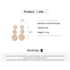 Détails techniques des boucles d'oreilles spirales triple en or rose de 8 cm de hauteur