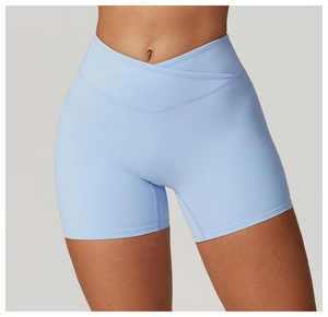 Détail du short de yoga bleu clair montrant la taille haute en V et les coutures