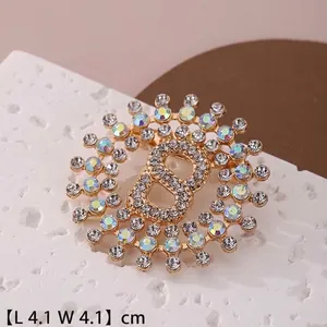 Vue détaillée d'une broche argentée chiffre 8 avec cristaux mesurant 4,1 x 4,1 cm
