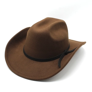 Détail d'un chapeau de cowboy en feutre de laine marron avec ruban décoratif noir classique