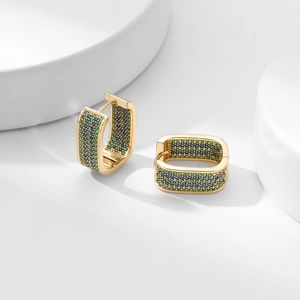 Elegante goldene rechteckige Creolen mit mikroverzierten smaragdgrünen und saphirblauen Zirkonia