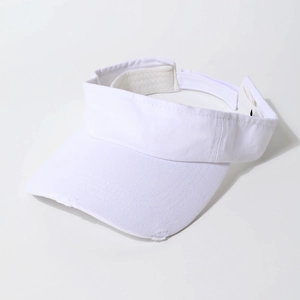 Vue rapprochée détaillée d'une visière en denim blanc vieilli avec bords déchirés
