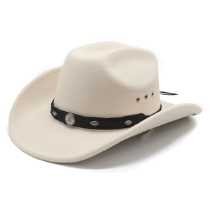 Chapeau de cowboy classique en feutre crème avec bandeau cuir et boucles argent