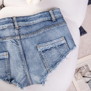 Vista posteriore dettagliata di pantaloncini di denim a vita alta con orli sfrangiati