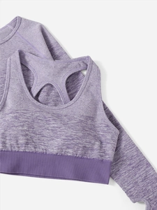 Détail de l'ensemble de yoga violet sans couture avec ourlet côtelé et passe-pouces