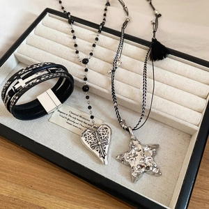 Ensemble de colliers punk avec pendentifs croix coeur et étoile et bracelet en cuir
