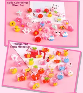 Détail de bagues en plastique rose pour fillettes avec formes d'animaux et de fruits
