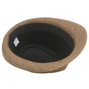 Détail d'un chapeau Fedora en paille marron avec bandeau intérieur et étiquette 100% papier