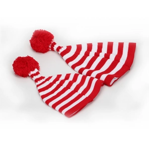 Détail de bonnets de Noël tricotés à rayures rouges et blanches avec de grands pompons