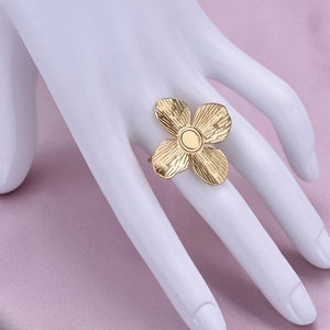 Bague fleur en acier inoxydable 304 ajustable sur mannequin avec tissu violet doux