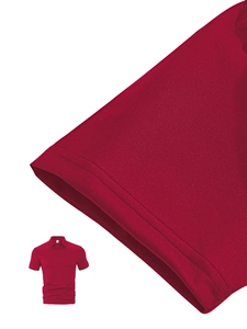 Dettaglio ravvicinato delle cuciture delle maniche e del tessuto a maglia della polo rossa