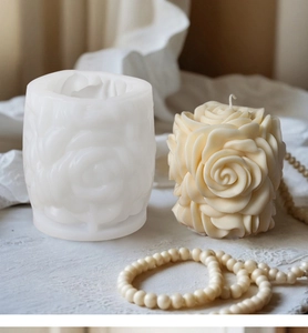 Vista macro dettagliata dello stampo in silicone a pilastro di rose 3D per candele e saponi