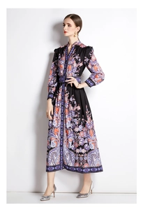 Détail de l'imprimé paisley sur la robe cintrée à manches longues et col montant