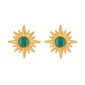 Dettaglio di orecchini vintage a sole con malachite verde e finitura in oro titanio