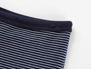 Détail du tissu en maille rayé bleu marine et blanc et des coutures de la taille