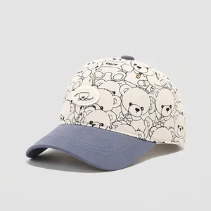Dettaglio del cappellino bimbo in cotone con stampe di orsetti e toppa Best Bear