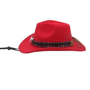 Dettaglio cappello cowboy rosso con fascia etnica e ornamento a testa di toro