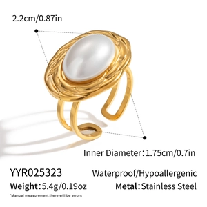 Detail view of pearl ring with dimensions showing 1.75cm inner diameter and 5.4g weight