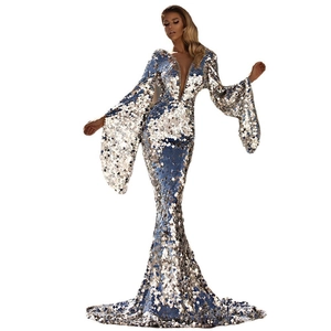 Détails de paillettes argentées sur une robe de soirée sexy à col en V profond et manches