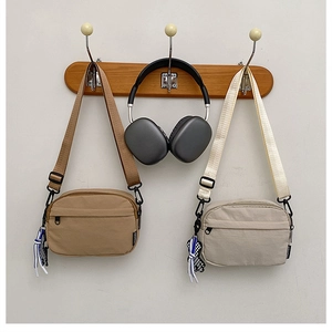 Sacs bandoulière imperméables en nylon kaki et beige avec pendentifs en damier