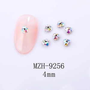 Vue macro de breloques à ongles fleurs à trois pétales 4mm en cristal AB irisé