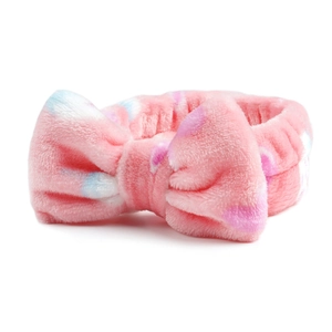 Macro-opname van roze koraalvlies hoofdband met witte stippen en pluche textuur
