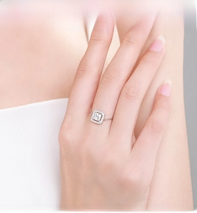 Détail d'une bague avec zircon carré serti de halo et anneau délicat en chaîne d'argent