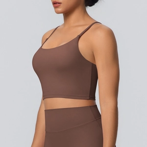 Détail de l'ensemble de yoga marron cacao montrant le legging taille haute et la brassière