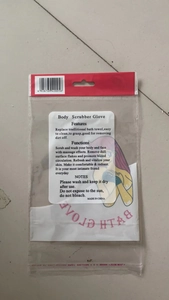 Detalle del empaque del guante exfoliante para el cuerpo con instrucciones en inglés