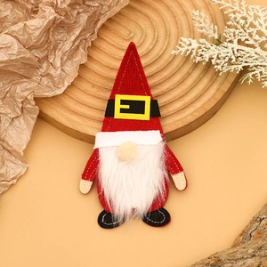Détail du porte-couverts gnome de Noël sur plateau en bois avec décor rustique