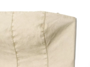 Gros plan d'une robe midi kaki sans bretelles montrant la texture du tissu et coutures
