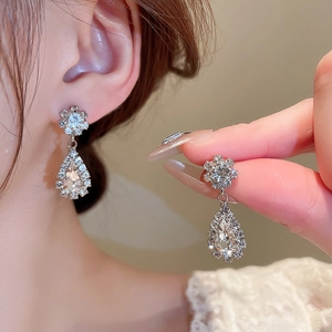 Élégantes boucles d'oreilles goutte argentées avec cristaux et clous fleurs de luxe