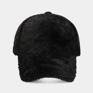 Gros plan d'une casquette de baseball noire en fausse fourrure avec texture peluche