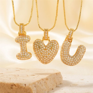 Collana con pendente I Love You in oro con pietre di zirconi e lettere I U e cuore