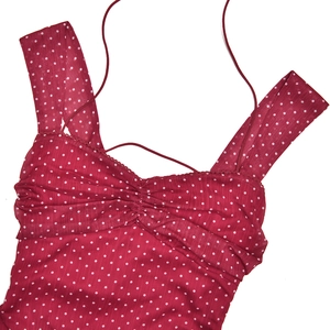Nahaufnahme von rot-weiß gepunktetem Sommerkleid mit geraffter Brust und Trägern
